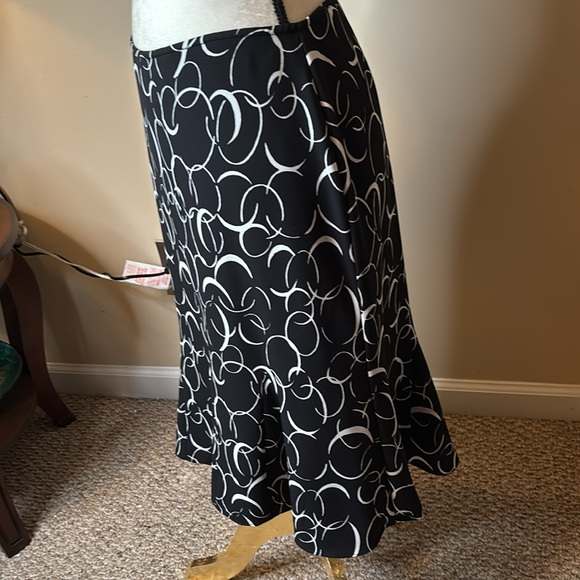 Petite 6 lined skirt like new! - Picture 2 of 5